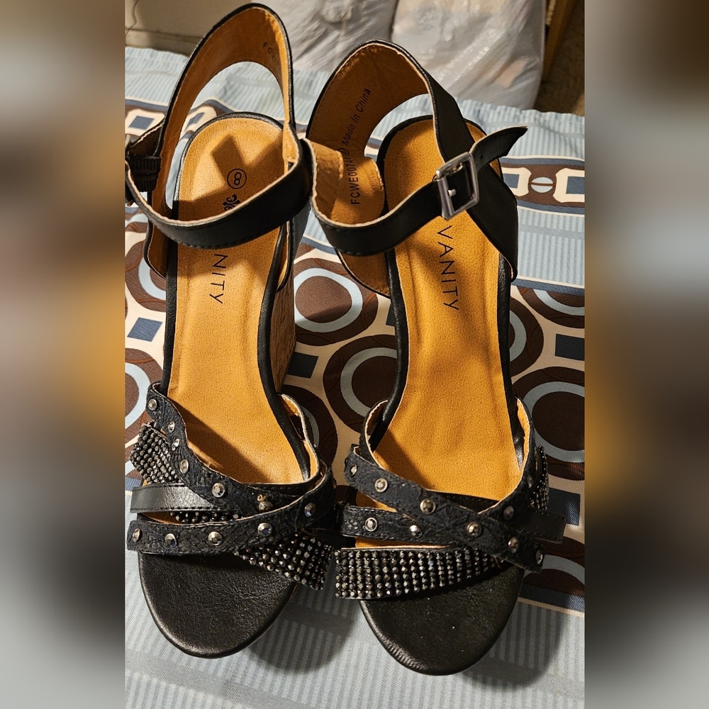 Vanity wedge sandals